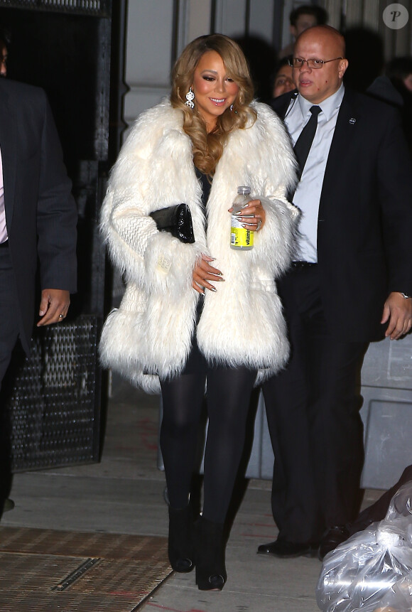 Mariah Carey sort de son domicile, avec une bouteille d'eau Vitamine Water, à New York. Le 18 décembre 2015