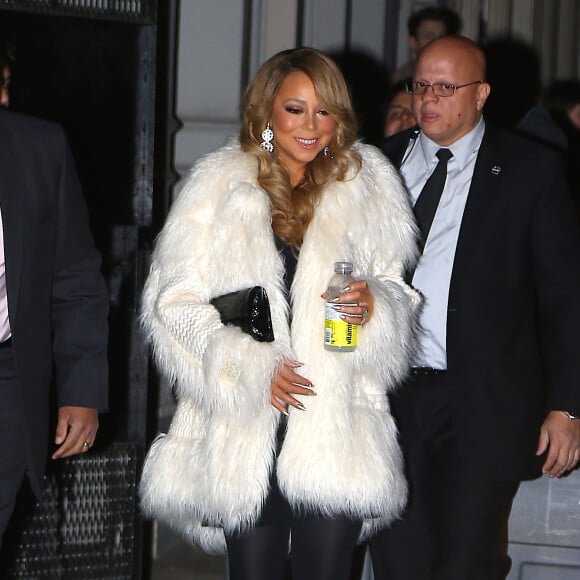 Mariah Carey sort de son domicile, avec une bouteille d'eau Vitamine Water, à New York. Le 18 décembre 2015