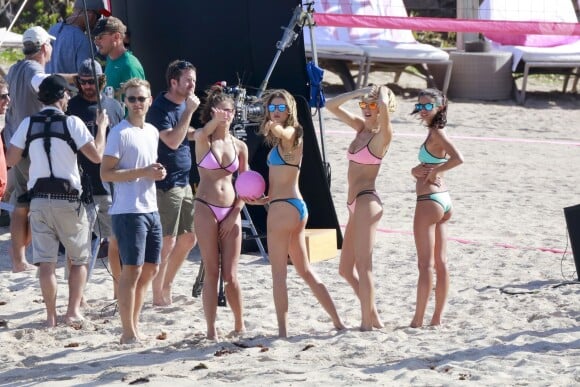 Exclusif - Les mannequins Taylor Hill, Behati Prinsloo, Sara Sampaio et Martha Hunt jouent au beach-volley pour le tournage de l'émission VS Swim Special. Saint-Barthélemy, le 13 décembre 2015.