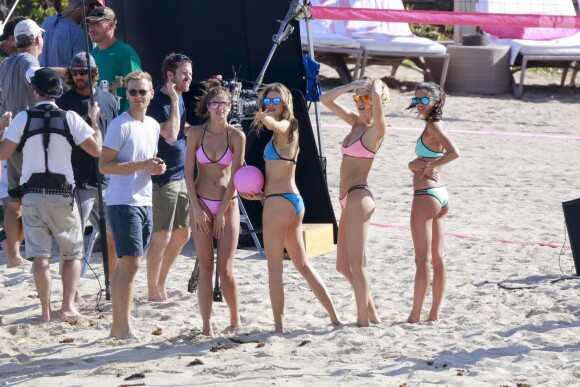 Exclusif - Les mannequins Taylor Hill, Behati Prinsloo, Sara Sampaio et Martha Hunt jouent au beach-volley pour le tournage de l'émission VS Swim Special. Saint-Barthélemy, le 13 décembre 2015.