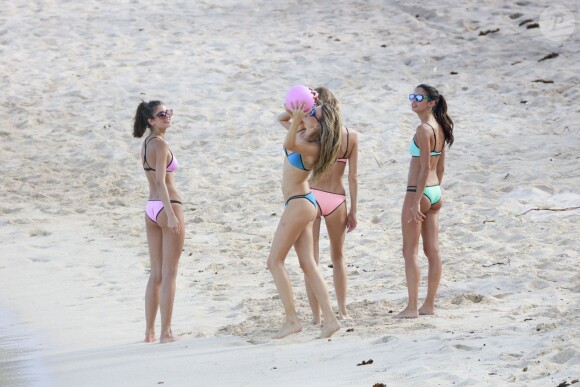 Exclusif - Les mannequins Taylor Hill, Behati Prinsloo, Sara Sampaio et Martha Hunt jouent au beach-volley pour le tournage de l'émission VS Swim Special. Saint-Barthélemy, le 13 décembre 2015.