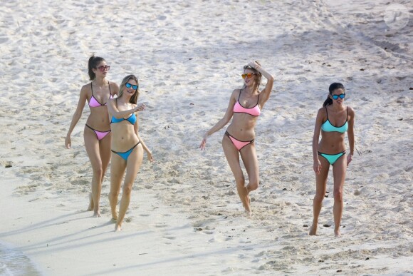 Exclusif - Les mannequins Taylor Hill, Behati Prinsloo, Sara Sampaio et Martha Hunt jouent au beach-volley pour le tournage de l'émission VS Swim Special. Saint-Barthélemy, le 13 décembre 2015.