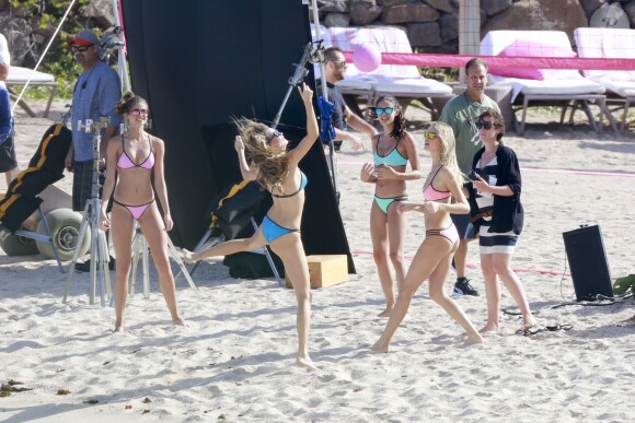 Exclusif - Les mannequins Taylor Hill, Behati Prinsloo, Sara Sampaio et Martha Hunt jouent au beach-volley pour le tournage de l'émission VS Swim Special. Saint-Barthélemy, le 13 décembre 2015.