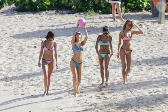 Exclusif - Les mannequins Taylor Hill, Behati Prinsloo, Sara Sampaio et Martha Hunt jouent au beach-volley pour le tournage de l'émission VS Swim Special. Saint-Barthélemy, le 13 décembre 2015.