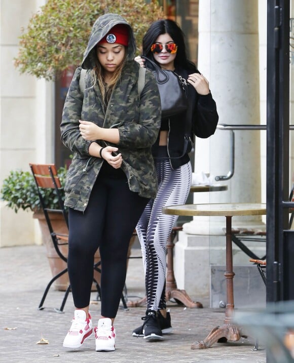 Kylie Jenner déjeune avec une amie à Calabasas, Los Angeles le 19 décembre 2015.