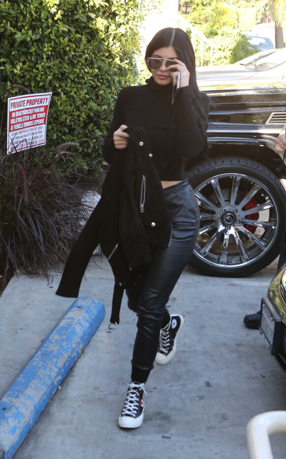 Kylie Jenner et son amie Jordyn Woods dans les rues de West Hollywood, le 16 décembre 2015.