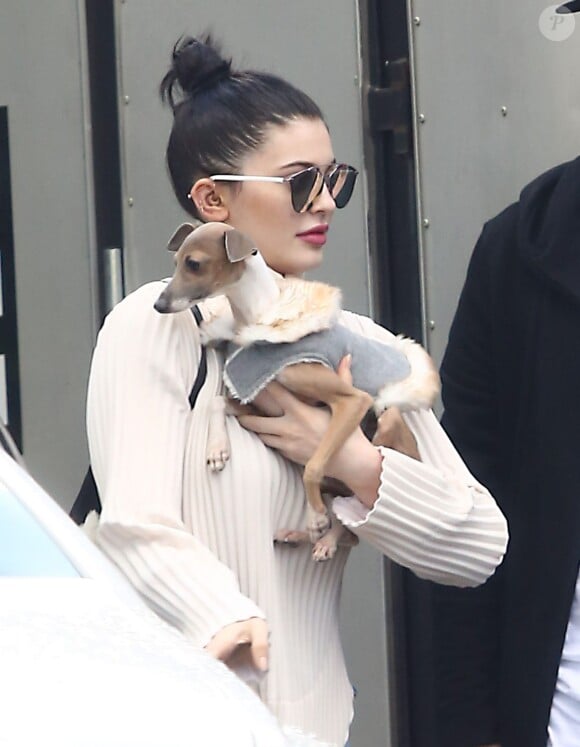 Kylie Jenner avec son chien Normie à "Dash Radio", Los Angeles le 11 décembre 2015.