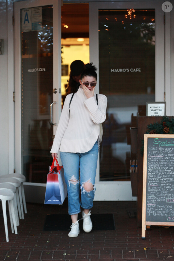 Kylie Jenner fait du shopping à West Hollywood, Los Angeles le 11 décembre 2015.