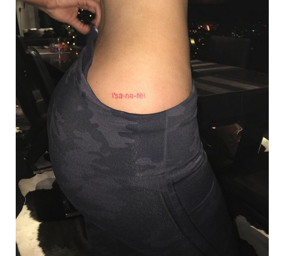 Kylie Jenner s'est offert un nouveau tatouage qui représente la phonétique du mot Sanity (qui signifie raison, en français) / photo postée sur le compte Instagram de la star de télé-réalité, le 28 décembre 2015.