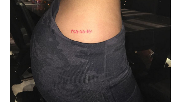 Kylie Jenner : Nouveau tattoo et bague en diamants, elle finit 2015 en beauté !