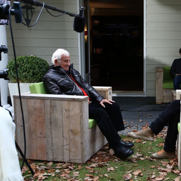 Exclusif - Prix spécial - no web - Jean-Paul Belmondo à Vaucresson chez son fils Paul avec son petit-fils Victor à l'occasion du tournage du documentaire produit par Cyril Viguier et Paul Belmondo, "Belmondo par Belmondo". Le 5 novembre 2014. © Sebastien Valiela / Bestimage