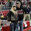 Blake Shelton et Gwen Stefani assistent au match de base-ball qui oppose les Cardinals d'Arizona aux Packers de Green Bay au stade University of Phoenix à Glendale, le 27 décembre 2015