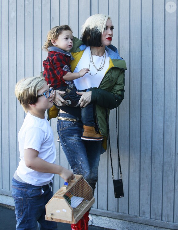 Gwen Stefani part déjeuner avec ses enfants Kingston, Zuma et Apollo à Studio City, Los Angeles, le 12 décembre 2015.