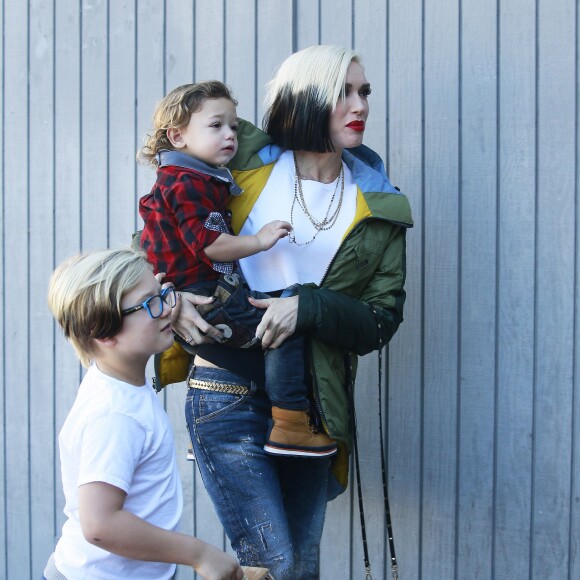 Gwen Stefani part déjeuner avec ses enfants Kingston, Zuma et Apollo à Studio City, Los Angeles, le 12 décembre 2015.