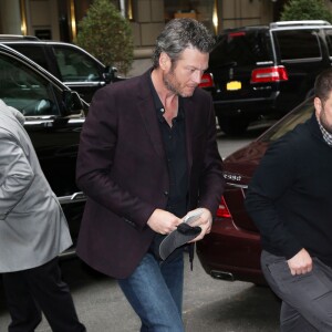 Le chanteur de Country Blake Shelton arrive et sort de son hôtel à New York, le 27 octobre 2015