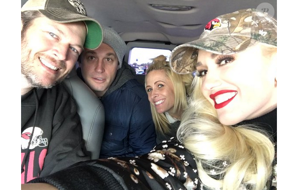 Gwen Stefani et Blake Shelton vont assister à un match de Base-ball avec des amis, le 27 décembre 2015 sur Twitter.
