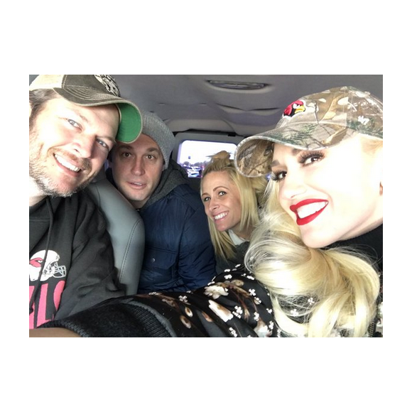 Gwen Stefani et Blake Shelton vont assister à un match de Base-ball avec des amis, le 27 décembre 2015 sur Twitter.