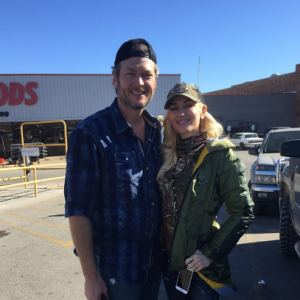 Gwen Stefani et Blake Shelton font des courses à Astwood, photo postée sur Facebook par un fan le 23 décembre 2015.