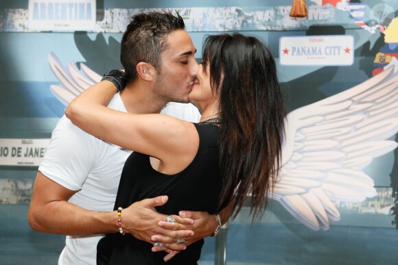 Vivian et sa compagne Nathalie - Photocall des "Anges 7" au Barrio Latino à Paris, le 26 mai 2015.