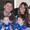 Lionel Messi avec sa belle Antonella et ses enfants Mateo et Thiago le 11 décembre 2015.