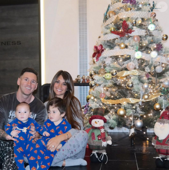Lionel Messi avec sa belle Antonella et ses enfants Mateo et Thiago le 11 décembre 2015.