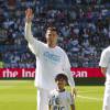 Cristiano Ronaldo et un jeune réfugié syrien, Zied, célèbre pour avoir été frappé avec son père par une journaliste hongroise, lors d'un match du Real Madrid face à Grnade, au stade Santiago Bernabeu de Madrid, le 19 septembre 2015