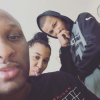 Première photo du sportif Lamar Odom depuis qu'il a frôlé la mort. Il prend la pose aux côtés de ses enfants. Le 31 décembre 2015.