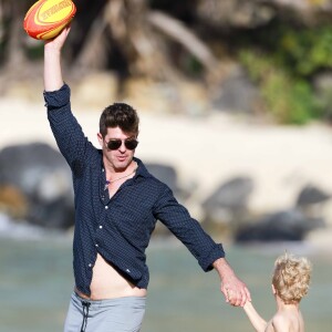 Robin Thicke avec son fils Julian en vacances à Saint-Barthélemy le 3 janvier 2016.