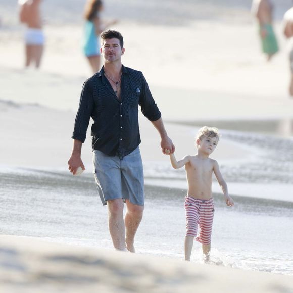 Robin Thicke avec son fils Julian en vacances à Saint-Barthélemy le 3 janvier 2016.