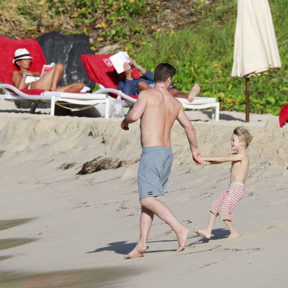 Robin Thicke avec son fils Julian en vacances à Saint-Barthélemy le 3 janvier 2016.