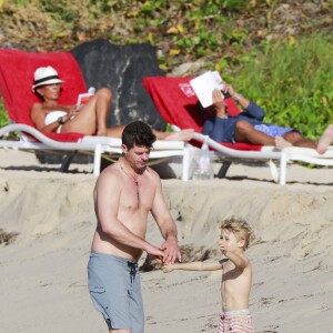 Robin Thicke avec son fils Julian en vacances à Saint-Barthélemy le 3 janvier 2016.