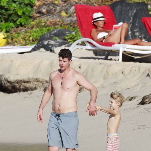 Robin Thicke avec son fils Julian en vacances à Saint-Barthélemy le 3 janvier 2016.
