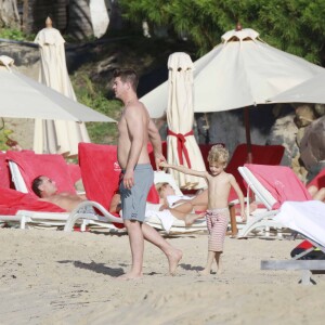 Robin Thicke avec son fils Julian en vacances à Saint-Barthélemy le 3 janvier 2016.