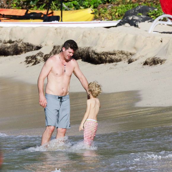 Robin Thicke avec son fils Julian en vacances à Saint-Barthélemy le 3 janvier 2016.