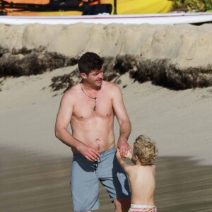 Robin Thicke avec son fils Julian en vacances à Saint-Barthélemy le 3 janvier 2016.