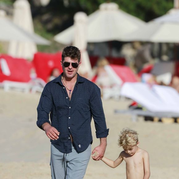 Robin Thicke avec son fils Julian en vacances à Saint-Barthélemy le 3 janvier 2016.