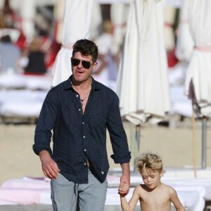 Robin Thicke avec son fils Julian en vacances à Saint-Barthélemy le 3 janvier 2016.