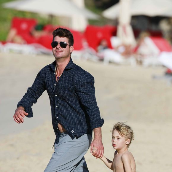 Robin Thicke avec son fils Julian en vacances à Saint-Barthélemy le 3 janvier 2016.