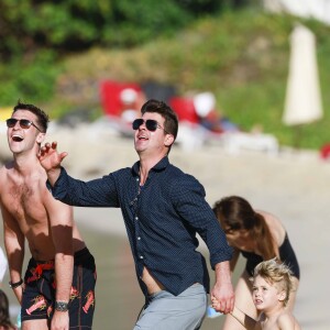 Robin Thicke avec son fils Julian en vacances à Saint-Barthélemy le 3 janvier 2016.