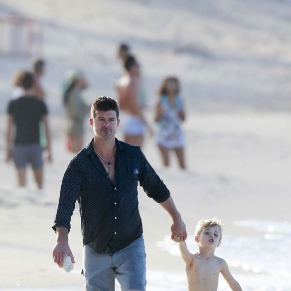 Robin Thicke avec son fils Julian en vacances à Saint-Barthélemy le 3 janvier 2016.