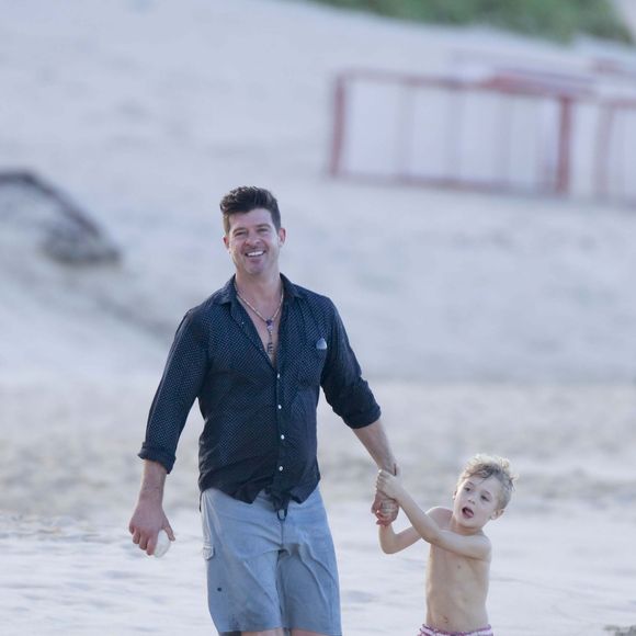 Robin Thicke avec son fils Julian en vacances à Saint-Barthélemy le 3 janvier 2016.