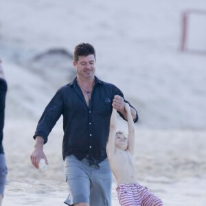 Robin Thicke avec son fils Julian en vacances à Saint-Barthélemy le 3 janvier 2016.
