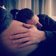 Aurélie Van Daelen au bord de l'accouchement. Son compagnon pose délicatement la tête sur son ventre arrondi. Décembre 2015.