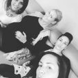 Aurelie Van Daelen, entourée de ses amies pour sa babyshower. Octobre 2015.