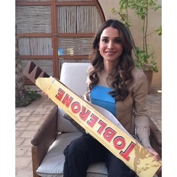 Rania de Jordanie et son Toblerone de 80 cm / 4,5 kilos : un rêve d'enfant réalisé ! Photo Instagram décembre 2015.
