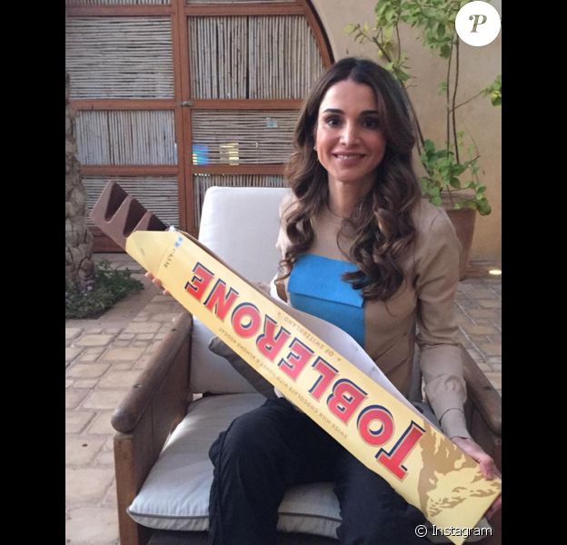 Rania de Jordanie et son Toblerone de 80 cm / 4,5 kilos : un rêve d'enfant réalisé ! Photo Instagram décembre 2015.