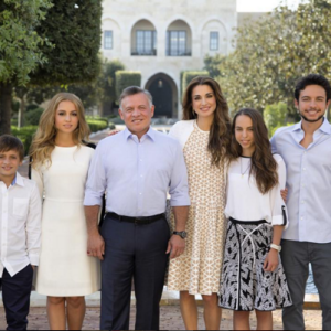 La reine Rania et le roi Abdullah II de Jordanie posant avec leurs enfants Hashem, Iman, Salma et Hussein devant le palais à Amman pour les voeux des Fêtes de fin d'année 2015. Instagram Rania de Jordanie.