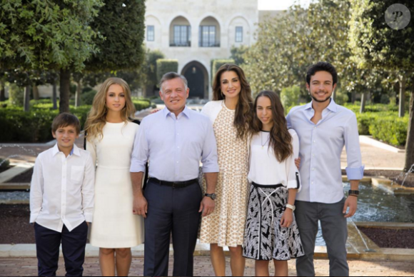 La reine Rania et le roi Abdullah II de Jordanie posant avec leurs enfants Hashem, Iman, Salma et Hussein devant le palais à Amman pour les voeux des Fêtes de fin d'année 2015. Instagram Rania de Jordanie.