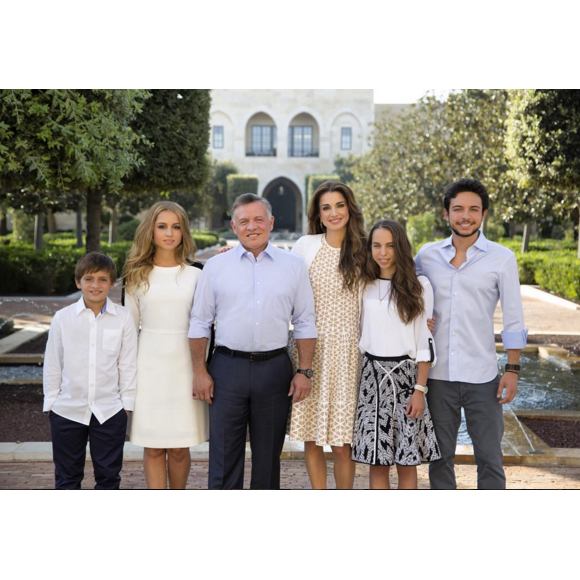 La reine Rania et le roi Abdullah II de Jordanie posant avec leurs enfants Hashem, Iman, Salma et Hussein devant le palais à Amman pour les voeux des Fêtes de fin d'année 2015. Instagram Rania de Jordanie.
