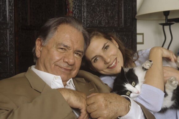 Michel Galabru et sa fille Emmanuelle et le chat de Michel, Max à Paris le 24 juillet 1998.
